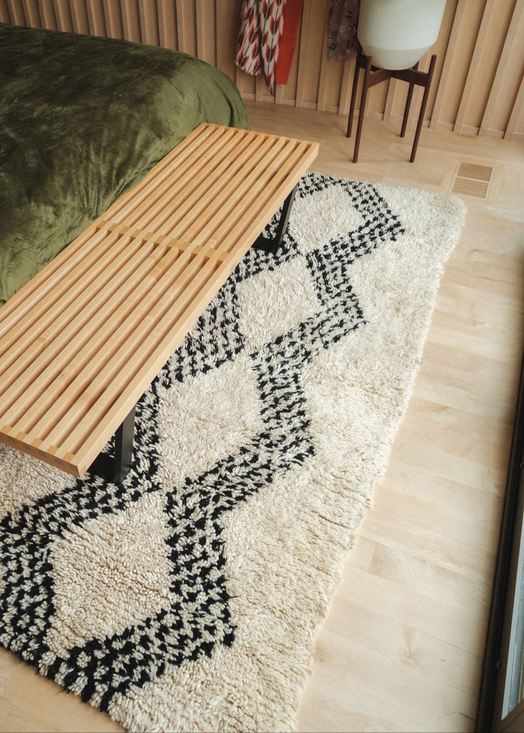 Echo Runner - Modern Myth Decor